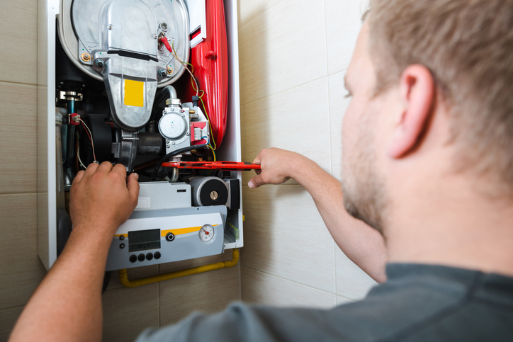 An HVAC expert checks the common furnace problems in cold weather.